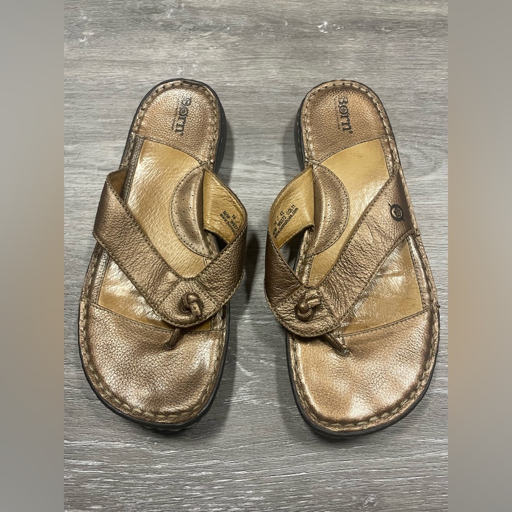 Born thong sandal gold metallic leather Women’s Size 10